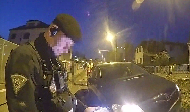 Opilá řidička ignorovala zákaz vjezdu, v rozkopané ulici zasekla auto na kanálu