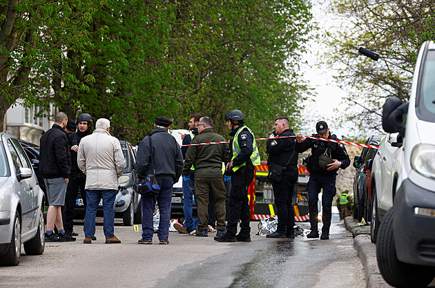 Po útoku v Kyjevě zůstává v nemocnici osm lidí. Strážníci před střelbou utekli