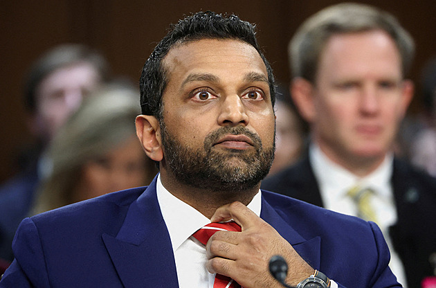 Hodně pije a má nevysvětlitelné absence. Rozlícený šéf FBI žaluje list pro pomluvu