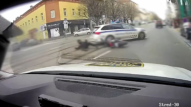Strážníkům ulicemi Brna zběsile ujížděl patnáctiletý motorkář, policie hledá svědky
