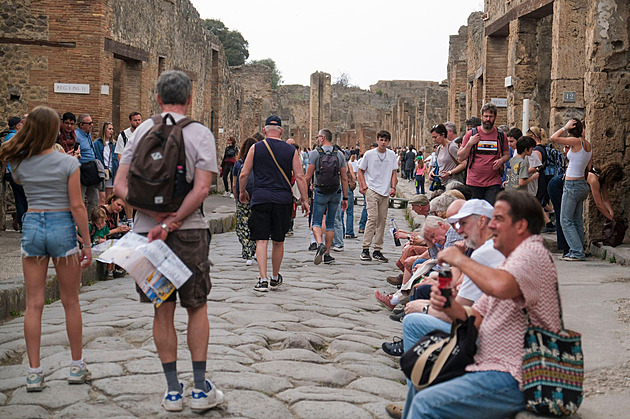 Radikální zbraně proti turismu. Letoviska bojují o přežití zdražováním i AI