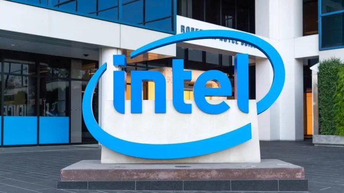 Intel se nečekaně zotavil: Díky AI v Q1 2026 prodal i skladové ležáky a vadné čipy, akcie jsou na absolutním rekordu