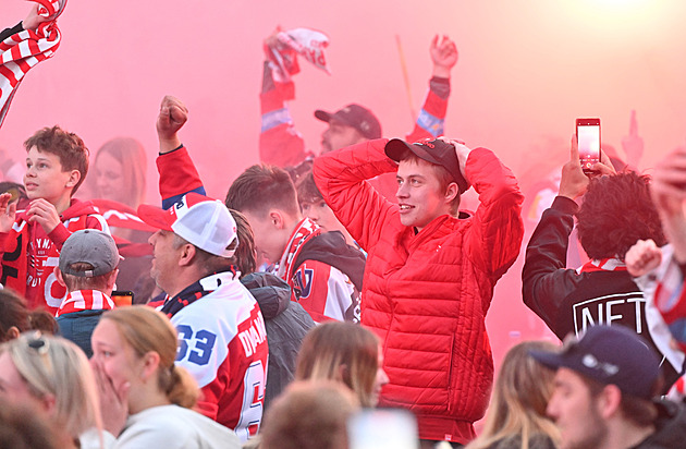 Pardubice slaví titul, centrum zaplnily tisíce lidí. V noci přivítaly mistry