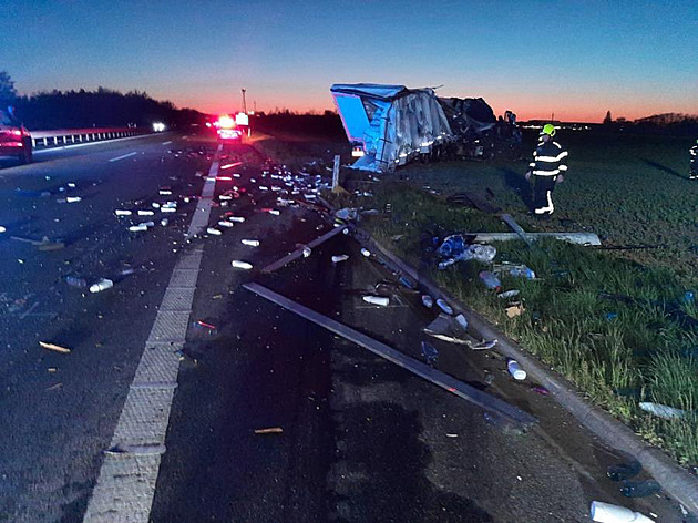 D6 u Unhoště uzavřela nehoda kamionů, na dálnici se vysypaly plastové lahve