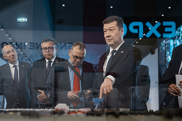 Okamura a Foldyna si v Bělehradě prohlédli EXPO, zítra je přijme Vučič