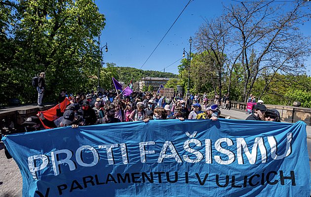 ONLINE: Komunisty i Paroubka vítala Internacionála. Prahou jdou antifašisté