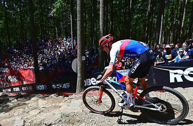 SP v cross country začal trumfem švýcarských bikerů, Češi v bahně neuspěli