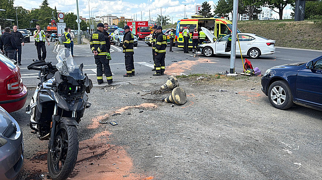 Střet motorkářky s autem omezil provoz na Jarově, ženu odvezli do nemocnice