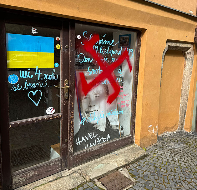 Na výlohy Svazu Němců v Chebu nastříkal vandal hákové kříže, hledá ho policie