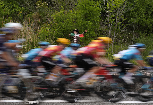 Giro ONLINE: Svižný úvod dne, před peloton se dostala dvanáctka jezdců