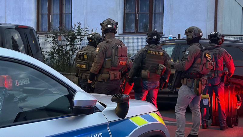 Policejní manévry v Praze: Zabarikádovaný muž hrozí zbraní. Zasahuje jednotka se samopaly