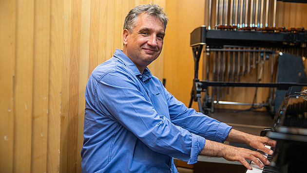 Politici by měli převzít za fúzi divadla s filharmonií odpovědnost, říká šéfdirigent