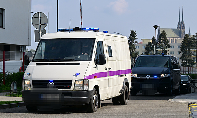 Dozorce, kterému při převozu utekl vězeň, vyvázne bez trestu