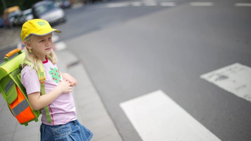 Řidič na Plzeňsku srazil devítiletou dívku na přechodu. Hrozná rána, líčil průběh nehody svědek
