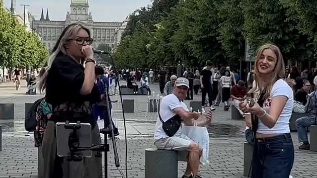 Jdu z Edenu a slyším svoji píseň. Ewa Farna se na Václaváku přidala k mladé zpěvačce