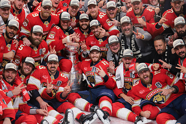 Zrod dynastií, nečekaní hrdinové i slavící Češi. Připomeňte si finálové bitvy v NHL
