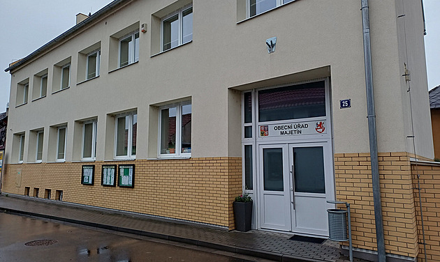 Kyberšmejdi ukradli obci miliony, úřad tají, kdo je viník. Odvolání starostky neprošlo