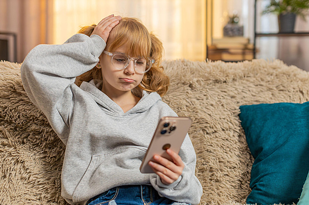 Mobil až takový problém není, děti ničí internet, říká úřad
