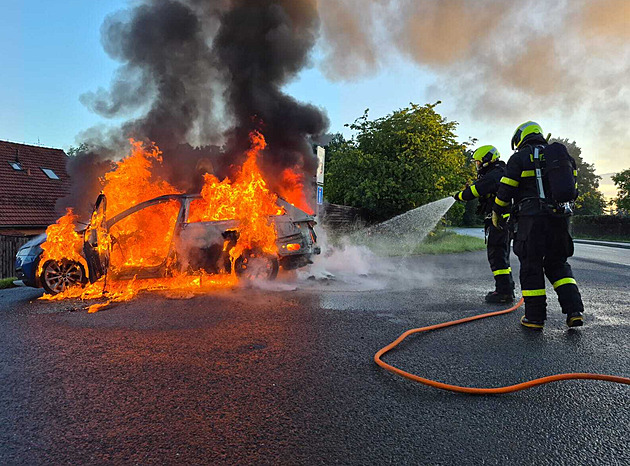 Při požáru auta se dva lidé nadýchali zplodin, plameny vůz zcela zničily