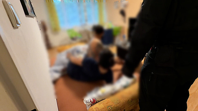 Postižený muž za pár stovek „pronajal“ bezdomovcům svůj byt, pak radši nocoval jinde