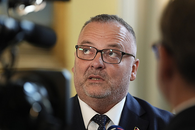 Slibované slevy na jízdném pro studenty a seniory nejsou jisté, řekl Bednárik