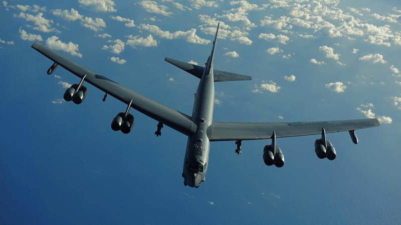 V Kalifornii se zřítil americký strategický bombardér B-52.  Obr spadl krátce po startu