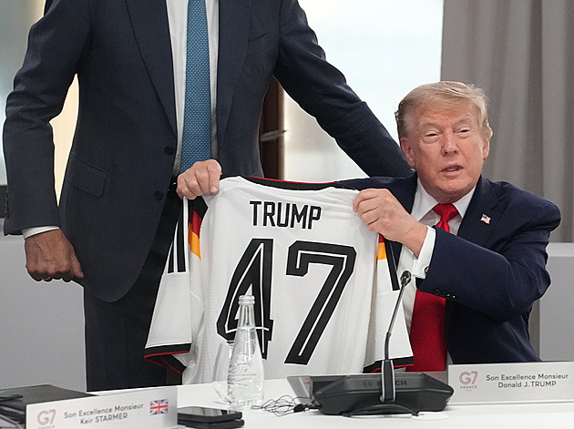 Trump na summitu G7 kritizoval Netanjahua, od Merze dostal svůj dres