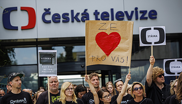 OBRAZEM: Hasiči, lidské řetězy i minuta ticha. Projděte si den protestů v ČT a ČRo