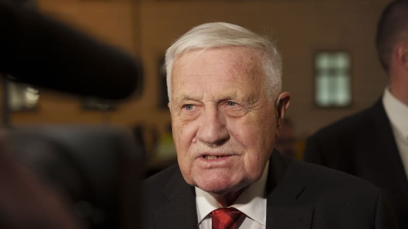 Překročení Rubikonu a návrat před rok 1989. Klaus se pustil do Pavla kvůli stížnosti k ÚS