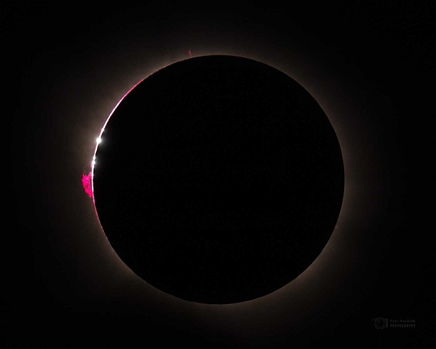 Dvě prvotřídní vesmírné podívané. Nejlepší snímky vrcholu Perseid i zatmění