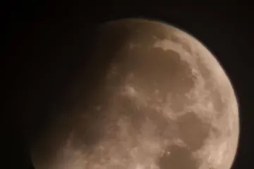 Podívejte se na fotky částečného zatmění Měsíce